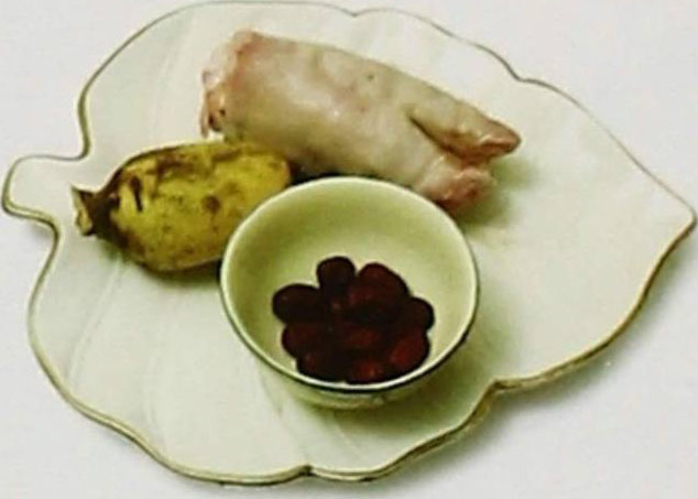 莲藕红枣猪蹄汤的做法