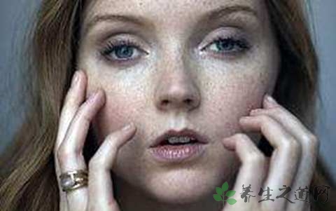 1,什么是麻子脸麻子脸是由天花和痘痘引起的,而天花病,天花病毒感染