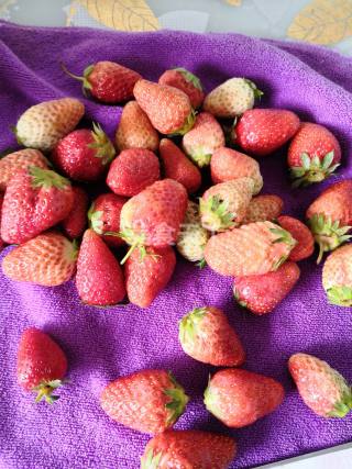 甜蜜小食～蜜渍草莓的做法步骤：1