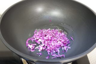 紫甘蓝炒二米饭的做法步骤：4