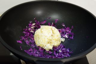 紫甘蓝炒二米饭的做法步骤：5