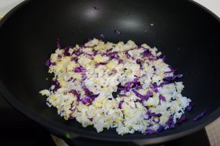 紫甘蓝炒二米饭的做法步骤：6