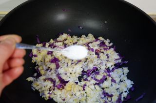 紫甘蓝炒二米饭的做法步骤：7