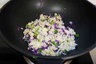紫甘蓝炒二米饭的做法步骤：9